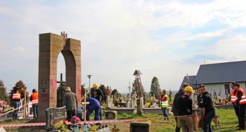 В Польше вандалы полностью разрушили памятник воинам УПА