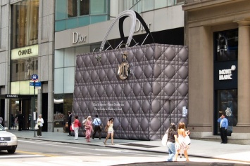 Louis Vuitton намерен купить контрольный пакет акций Christian Dior за 13 млрд долларов