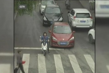 В Китае над ребенком проехали две машины (видео)