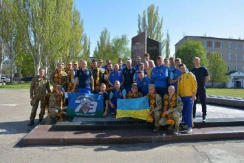 Такие гости - редкость: Николаевскую отдельную десантно-штурмовую бригаду посетили ветераны футбола
