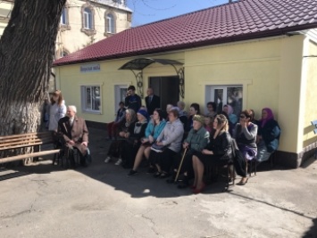 Сегодня принято поздравлять всех женщин (видео)