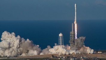 Первая ступень ракеты Falcon 9 успешно приземлилась после запуска спутника