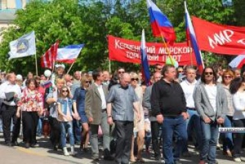 Крымских бюджетников под угрозой увольнения согнали на первомайский парад