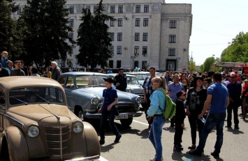 В Луганске состязались дети и красовались ретро-автомобили: смотрите фото