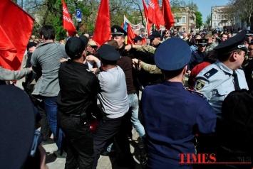 Первомай по-херсонски: суд разрешил, полиция охраняла, а драка была