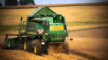 На полях Туркменистана начали работать комбайны John Deere