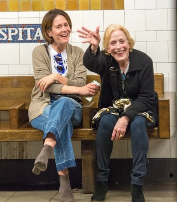 Сара Полсон и Холланд Тейлор прокатились в нью-йоркском метро