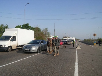 Майданщики выставили патрули на дорогах под Одессой и блокируют аэропорт