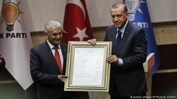 Президент Турции Эрдоган вновь вступил в правящую партию