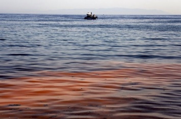 Мраморное море стало оранжевым