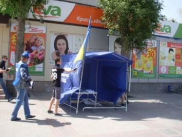 В Мелитополе на палатках Оппоблока написали нецензурные слова (фото)