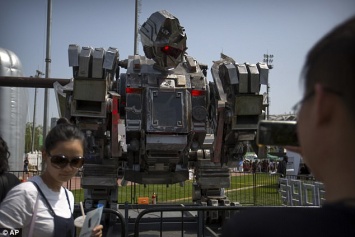 Китайская компания представила пятиметрового боевого робота