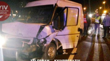 В Киеве фургон врезался в автомобиль дорожной службы: опубликованы жуткие последствия