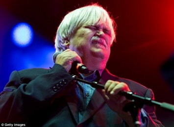 Счастливая смерть: легендарный гитарист Брюс Хэмптон умер прямо на концерте в честь своего 70-летия