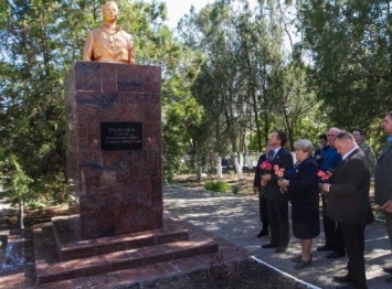 В селе Запорожской области установили памятник местному жителю, в молодости погибшему в Афганистане