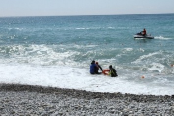 Крымские спасатели вытащили из воды первого в этом сезоне горе-купальщика