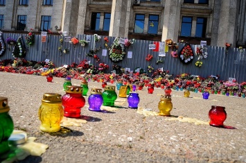 Спустя сутки к месту трагедии 2 мая в Одессе продолжают нести цветы