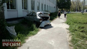 В Одесской области автомобиль врезался в здание школы (фото)