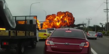 Видеофакт: самолет потерпел крушение прямо над дорогой