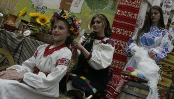 ArtHub: иностранным журналистам презентовали традиционную украинскую одежду