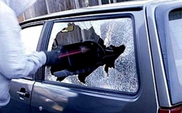 В Челябинске неизвестные ночью разбили стекла 13 автомобилей