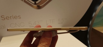 Hisense представила супер тонкий смартфон C1 Series на выставке IFA 2015