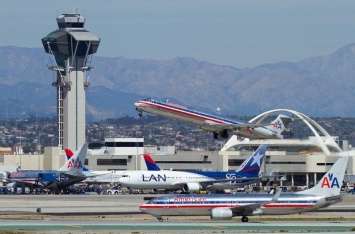 В аэропорту Лос-Анджелеса объявлена тревога из-за возможного заминирования