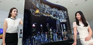 LG представила OLED-телевизор с двухсторонним изогнутым экраном