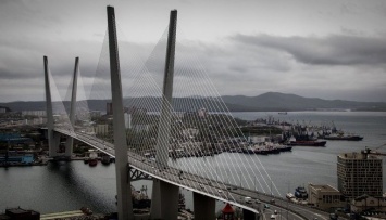 Во Владивостоке мужчина бросился с Золотого моста