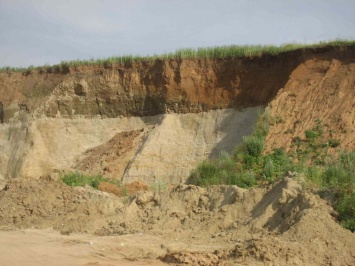 В Астраханской области троих подростков завалило насмерть песком