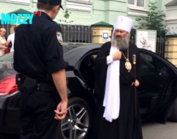 В Киеве полиция остановила Mercedes-Benz настоятеля Лавры за нарушение ПДД