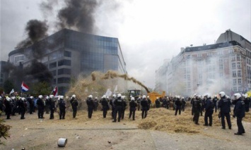 Протест фермеров в Брюсселе: По тротуарам рассыпано сено, слышны взрывы петард