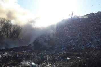 Под Харьковом горела свалка с бытовыми отходами (ФОТО)