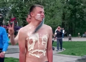 В парке Горького два парня гуськом бродили в подгузниках и селедкой в зубах