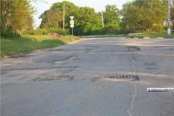 В Керчи ремонт разбитых дорог начали с закоулков