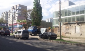 "Гадюшник" в центре города начали убирать (фото)
