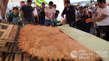 На Хыдырлезе в Крыму испекли самый большой в мире чебурек