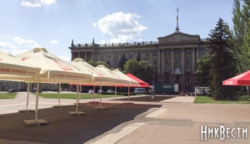 На месте снесенного памятника Ленину на главной площади Николаева устанавливают пивную палатку