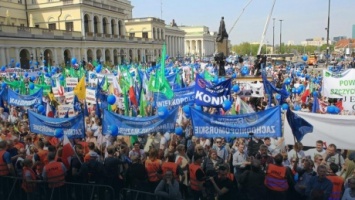 В Варшаве десятки тысяч человек принимают участие в антиправительственном протесте