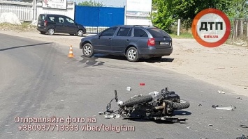 В Киеве водитель скутера после ДТП попал в реанимацию, оставив часть мозга на дороге