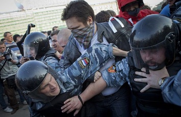 В Москве полиция применила силу к задержанной, во время протестов на Болотной площади