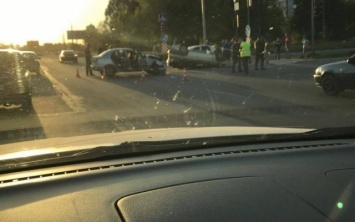 Фото: две аварии на запорожской Набережной, одно авто вверх колесами