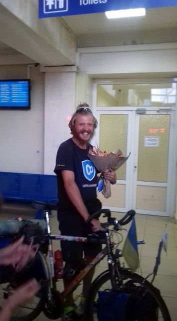 Велосипедиста-экстремала в аэропорту встречали украинским борщом и необычным букетом