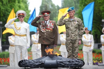 В Запорожье зажгли вечный огонь зажгли воины трех поколений (Фото)