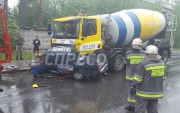 В Киеве ВАЗ врезался в бетономешалку, есть жертвы