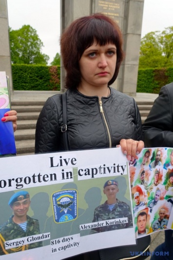 В Берлине родственники украинских заложников призвали давить на Путина и на боевиков