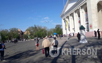 На площади перед драмтеатром собираются участники торжественного митинга