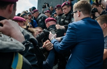 В Запорожье начались столкновение любителей "русского мира" и АТОшников