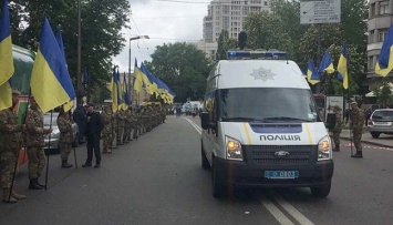 Возле обелиска Славы возникла толкотня из-за разорванного флага СССР