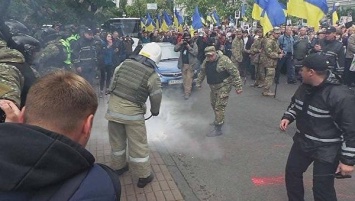 Бей фашистов! - В Киеве у Вечного огня произошла потасовка
